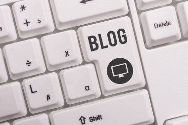 Blogquestion'ı gösteren metin işareti. Kavramsal fotoğraf düzenli olarak güncellenen web sitesi web sayfası beyaz arka plan tuşu kopyalama alanı üzerinde boş not kağıdı ile bireysel Beyaz pc klavye tarafından işletilen.