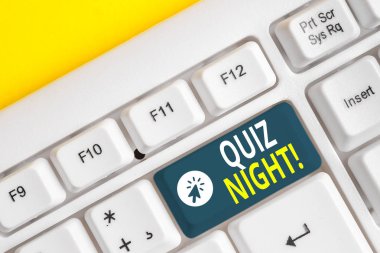 Kelime yazma metin Quiz Night. Bireyler arasında akşam test bilgi yarışması için iş konsepti Beyaz pc klavye beyaz arka plan anahtar kopyalama alanı üzerinde boş not kağıdı ile.