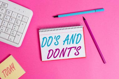 Do S Is And Dont S Is. İş fotoğraf gösteren kavramsal el yazma bazı faaliyet yazma ekipmanları ve ahşap masaya yerleştirilen bilgisayar şeyler ile ilgili tavsiye Kuralları veya gümrük vitrine.