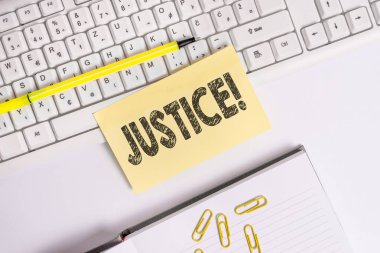 Adalet'i gösteren bir metin işareti. Kavramsal fotoğraf çelişkili iddiaları veya atamaları nakışlı kağıtlar kopya alanı ile pc klavyesi tarafından boş turuncu kare kağıtları n.