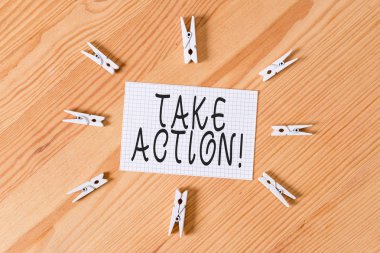 Eylem'i gösteren kavramsal el yazısı. İş fotoğraf metin bir şey resmi yapmak ya da sorun Renkli buruşturulmuş kağıtları ahşap zemin arka plan clothespin ile amaç elde etmek için uyumlu.