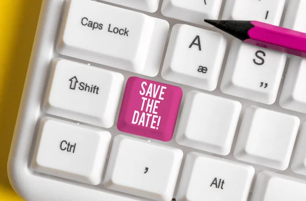 Texto de escrita de palavras Save The Date. Conceito de negócio para organizar eventos bem fazer dia organizadores de eventos especiais Teclado pc branco com papel de nota vazia acima do espaço de cópia de chave de fundo branco . — Fotografia de Stock