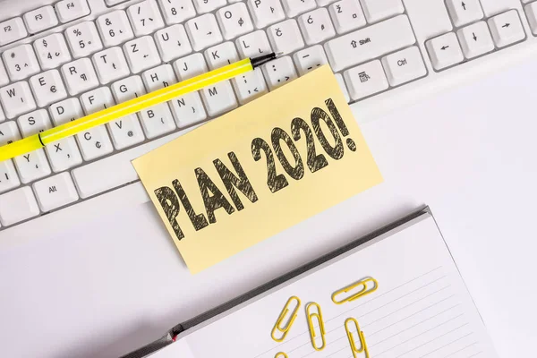 Textový znak zobrazující plán 2020. Podrobný fotografický detailní návrh dosažení něčeho příštího roku prázdné oranžové čtvercové papíry od PC klávesnice s prostorem pro kopírování. — Stock fotografie