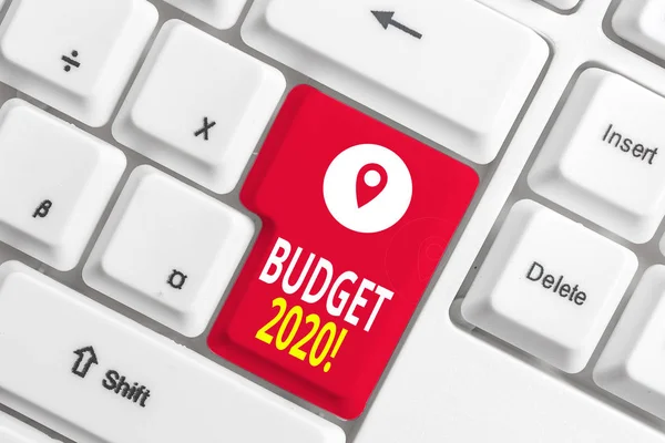 写说明显示2020年预算。显示下一年或本年度收入和支出估算的业务照片 白色 pc 键盘，白色背景上方有备注纸. — 图库照片