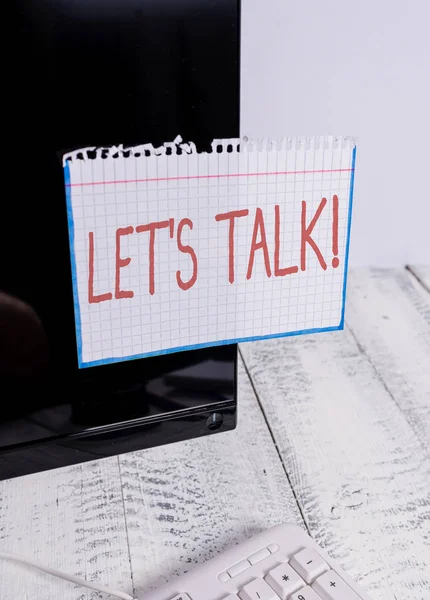 Signo de texto mostrando Let S Talk. Foto conceptual que están sugiriendo comenzar una conversación sobre un tema específico Papel de notación pegado a la pantalla del monitor del ordenador negro cerca del teclado blanco . — Foto de Stock