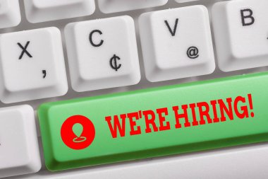 Kavramsal el yazma biz Re Hiring gösteren. Uygulamaları gözden geçirme ve adayları bulma Iş fotoğraf metin süreci Beyaz arka plan anahtar kopyalama alanı üzerinde not kağıdı ile klavye.