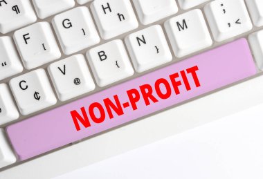 Kar Amacı Gütmeyen yazı metni. Kavramları sahipleri için kar elde etmez organizasyon türü Beyaz pc klavye beyaz arka plan tuşu kopyalama alanı üzerinde boş not kağıdı ile.