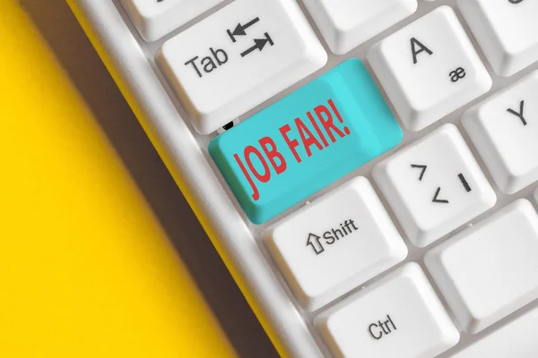 Håndskriftsmeldingen Job Fair. Begrepsmarkering der arbeidsgivere rekrutterer informasjon til ansatte KF-tastatur med tomt papir over hvit bakgrunn . – stockfoto