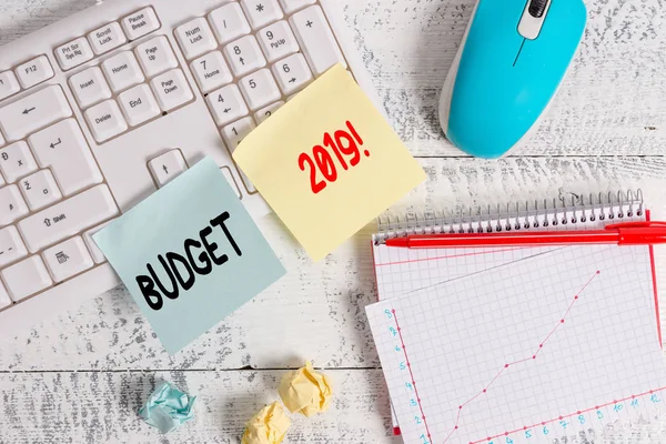 예산 2019를 보여주는 텍스트 기호입니다. 개념 사진 현재 연도 쓰기 장비 및 컴퓨터 물건에 대한 수입과 지출의 추정은 고전적인 나무 테이블 위에 배치. — 스톡 사진