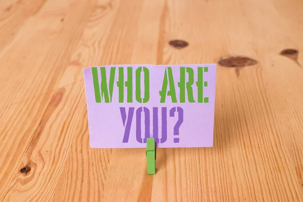 写说明"你问谁"商务照片展示问展示身份或展示信息 木地板背景绿色衣夹槽槽办公室. — 图库照片