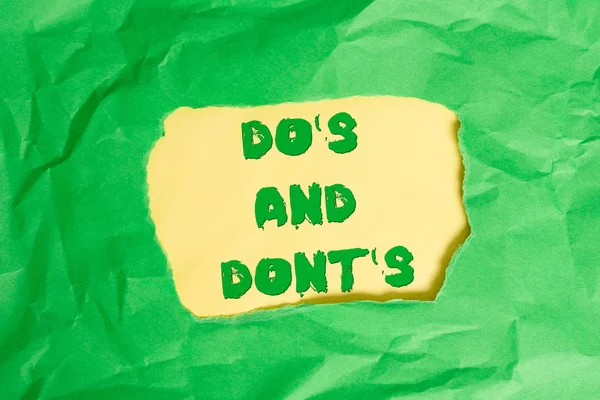 Do S Is and Dont S Is. ビジネス写真を示す書き込みメモ は、いくつかの活動に関するアドバイスルールや習慣を示しています 緑のくしゃくしゃ色の紙シートがカラフルな背景を破りました. — ストック写真