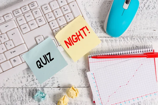 Semn text care arată Quiz Night. Concurs conceptual de cunoaștere a testelor foto de seară între persoane fizice Scrierea echipamentelor și a produselor informatice plasate deasupra mesei clasice din lemn . — Fotografie, imagine de stoc