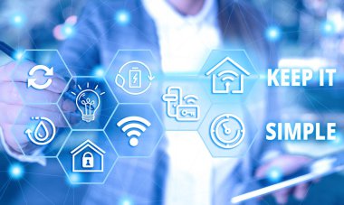 El yazısı metin Basit tutun. Kavram anlamı kolay bir şey anlamak ve fantezi bir şekilde kadın giyim resmi iş elbisesi sunum sunan akıllı cihaz.