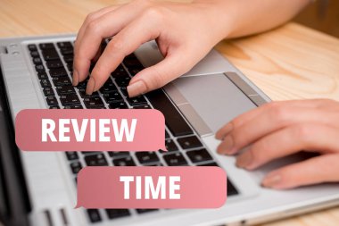 El yazısı metin yazma İnceleme Süresi. Kavram düşünmek veya bir şey hakkında konuşmak için tekrar set programı kadın dizüstü bilgisayar akıllı telefon kupa ofis malzemeleri teknolojik cihazlar gözden geçirmek için.