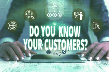 El yazısı metin yazma Müşterilerinizi Biliyor musunuz soru. Kavram anlamı bir müşteri belirlemek isteyen doğa Kadın insan giyim resmi iş elbisesi sunum sunan akıllı cihaz.