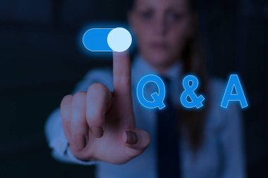 Q ve A Sorusunu gösteren not yazma. Gösteren sorular sorar ve başka bir cevap lar Gösteren İş fotoğraf vitrine Kadın akıllı kullanarak sunum sunan resmi iş elbisesi giymek