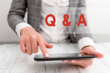 Kelime yazma metin Q Ve Bir Soru. Hangi gösteren sorular sorar ve başka bir elinde cep telefonu ile iş kavramı cevaplar için iş kavramı.