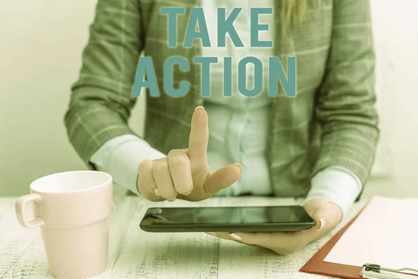 Escrita de mão conceitual mostrando Take Action. Foto de negócios mostrando para fazer algo oract, a fim de obter um resultado particular Mulher de negócios sentado com telefone celular e xícara de café . — Fotografia de Stock