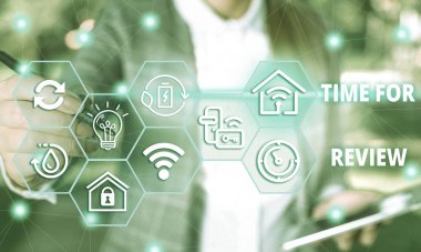 El yazısı metin Zaman İnceleme için. Kavram anlamı bir sistemin veya durumun resmi incelemesinde kadın giyim resmi iş elbisesi sunum sunan akıllı cihaz.