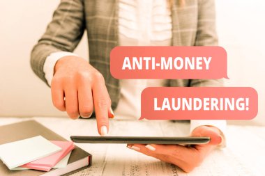 Kara Para Aklama karşıtı yazı. İş fotoğraf vitrin düzenlemeleri elinde cep telefonu ile yasadışı eylemler İş kavramı ile gelir elde etme durdurmak.