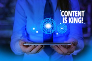 İçeriği Gösteren Kavramsal el yazısı Kraldır. İş fotoğraf metin pazarlama artan görünürlük ödenmemiş arama sonuçları Kadın giyim iş elbisesi sunum akıllı cihaz sunan odaklı.