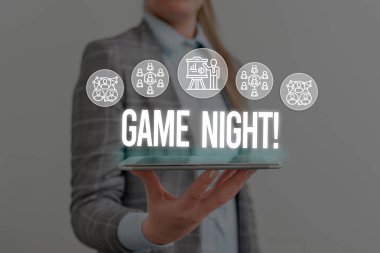 Game Night'ı gösteren not yazma. İş fotoğraf vitrin genellikle arkadaşları ile poker gibi yetişkin oyun tarihlerinde çağrılan Kadın akıllı cihaz kullanarak sunum sunan resmi iş elbisesi giymek.