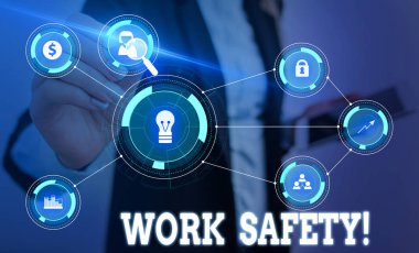 İş Güvenliğini gösteren not yazma. Çalışanların sağlığını sağlamak için yerinde politika ve prosedürleri sergileyen Iş fotoğraf Kadın akıllı cihaz kullanarak sunum sunan resmi iş elbisesi giymek.