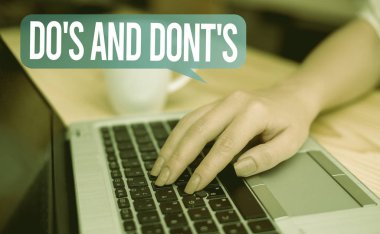 Kelime yazma metin Do S Ve Dont S. Kurallar veya gümrük bazı faaliyet veya eylemler kadın dizüstü bilgisayar akıllı telefon kupa ofis malzemeleri teknolojik cihazlar ile ilgili iş kavramı.