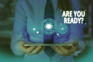 Hazır mısın Sorusunu gösteren kavramsal el yazısı. Birisi hazır hissediyorum bir şey başlatmak söylüyorum kullanılan İş fotoğraf metin Sunum akıllı cihaz sunan kadın giyim iş elbisesi.