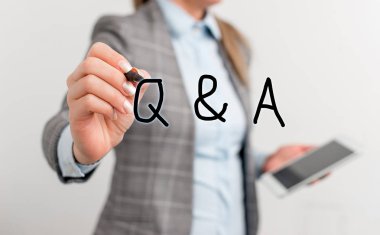 Soru ve Soru'u gösteren metin işareti. Gösteren sorular sorar ve başka bir cevap kavramsal fotoğraf Kalem ve cep telefonu ile boş alan işaret İş kadını.