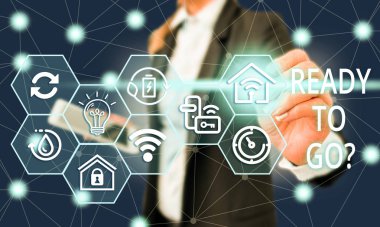 Gitmeye Hazır Sorusu gösteren metin işareti. O hazır ya da eşyalarını paketlenmiş olup olmadığını birisi soran Kavramsal fotoğraf Sunum sunan resmi iş elbisesi kadın giyim akıllı cihaz.