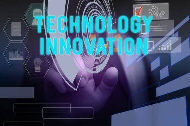 Teknoloji İnovasyonu'ni gösteren metin işareti. Kavramsal fotoğraf ürünlerin önemli teknolojik değişiklikler Erkek insan giyim resmi iş elbisesi sunum akıllı cihaz kullanarak sunum.