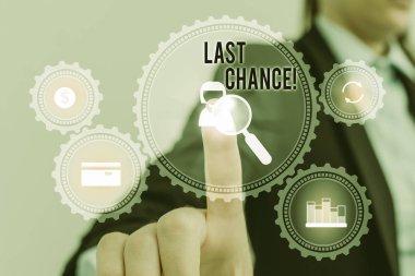 Kelime yazma metni Son Şans. Kadın akıllı cihaz kullanarak sunum sunan resmi iş elbisesi giymek istediğiniz bir şey elde etmek veya elde etmek için son fırsat için iş konsepti.