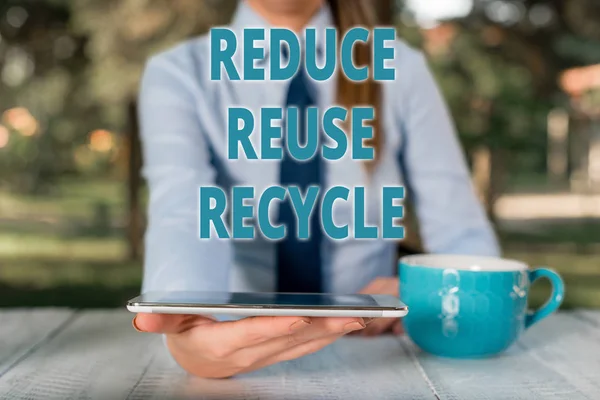 Handskrifts text minskar återanvändnings återvinning. Koncept som betyder environmentallyresponsible konsumenternas beteende affärskvinna sittande vid bordet med kopp kaffe och mobiltelefon. — Stockfoto