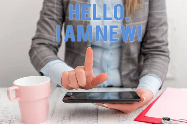 Escrita conceitual mostrando Hello I Am New. Foto de negócios mostrando-se apresentando-se em um grupo como trabalhador fresco ou estudante Mulher de negócios sentado com telefone celular e xícara de café . — Fotografia de Stock