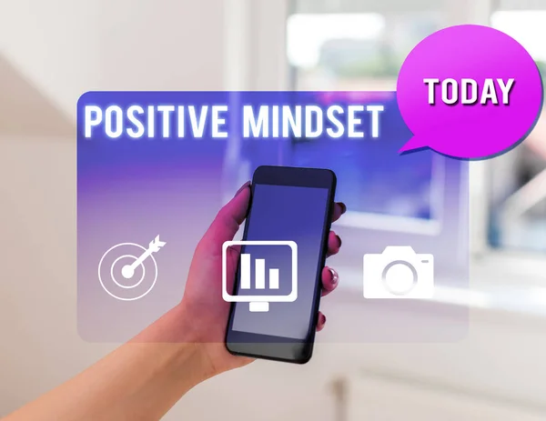 Tekst teken dat positieve Mindset weergeeft. Conceptuele foto mentale houding in dewelke u verwacht gunstige resultaten vrouw pictogrammen smartphone speech Bubble kantoorbenodigdheden technologisch apparaat. — Stockfoto