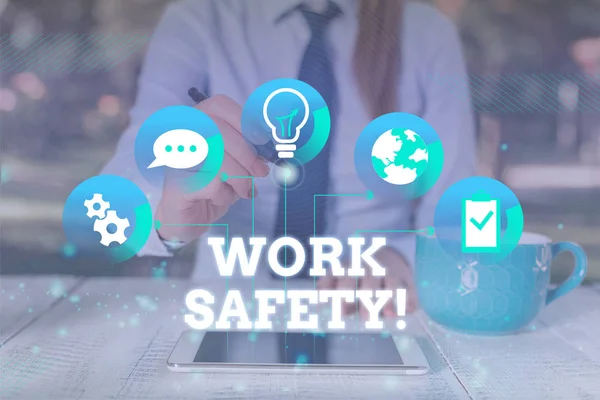 Handschrifttekst Work Safety. Concept betekent beleid en procedures om de gezondheid van werknemers te waarborgen Vrouwelijke menselijke kleding formele werkpak presentatie gebruik maken van slimme apparaat. — Stockfoto