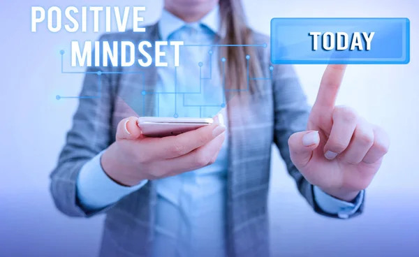 Woord schrijven tekst Positieve Mindset. Business concept voor mentale houding waarin u verwacht gunstige resultaten Lady front presenteren hand blauw gloed futuristische moderne technologie tech look. — Stockfoto