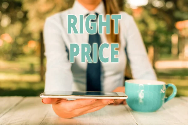 Texto de escritura a mano Right Price. Concepto que significa la cantidad de dinero que es razonable para el producto Mujer de negocios sentada junto a la mesa con una taza de café y teléfono móvil . — Foto de Stock