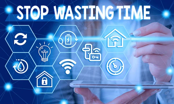 Scrittura concettuale a mano che mostra Stop Wasting Time. Business photo showcase consigliare dimostrando o iniziare a pianificare di gruppo e usarlo Vestito da lavoro formale femminile indossare umano che presenta dispositivo intelligente . — Foto Stock