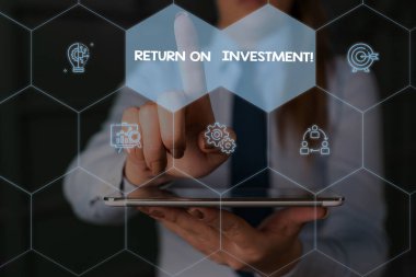 Yatırım Getirisini gösteren not yazma. İş fotoğraf vitrin perforanalysisce tedbir kullanılan yatırım verimliliği değerlendirmek Kadın akıllı kullanarak sunum sunum resmi iş elbisesi giymek