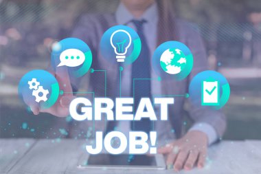 Büyük İş'i gösteren bir metin işareti. Kavramsal fotoğraf onlar çok iyi yapmış bir şey için birini öven kullanılan Kadın insan sunum kullanımı akıllı cihaz sunan resmi iş elbisesi giymek.