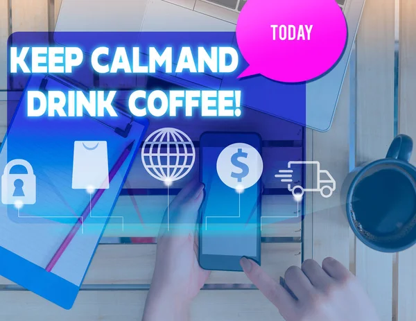 Scrivere una nota che mostra Keep Calm And Drink Coffee. Business photo showcase incoraggiare dimostrando di godere di caffeina bere e rilassarsi donna smartphone discorso bolla ufficio forniture tecnologia . — Foto Stock