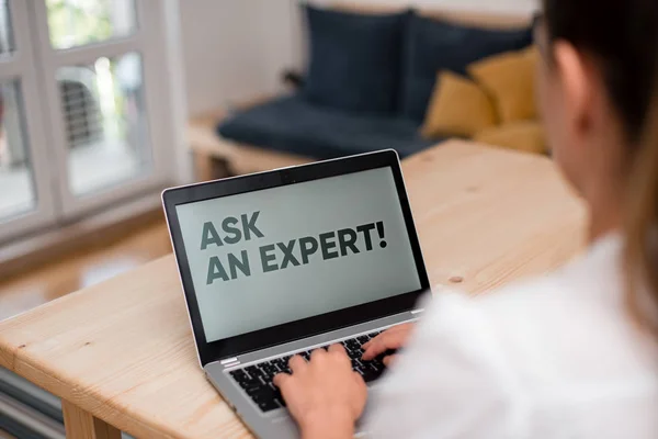 Konzeptionelle Handschrift, die zeigt, einen Experten zu fragen. Business-Foto-Text-Bestätigung, die gelesen haben, verstehen und stimmen mit Richtlinien überein Frau mit Laptop-Smartphone und Bürobedarf-Technologie. — Stockfoto