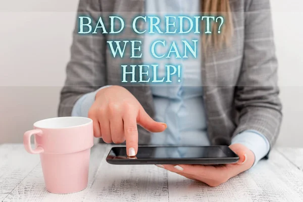 Kézírás szövege írása Bad Creditquestion tudunk segíteni. Koncepció értelmében felajánl segítenek szert pozitív fizetési történelem üzleti nő ül a mobil telefon és csésze kávét az asztalra. — Stock Fotó