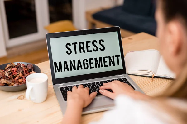 Handschrift tekst stress management. Concept betekenis methode voor het beperken van stress en de effecten ervan door leer manieren vrouw laptop computer smartphone mok kantoorbenodigdheden technologische apparaten. — Stockfoto