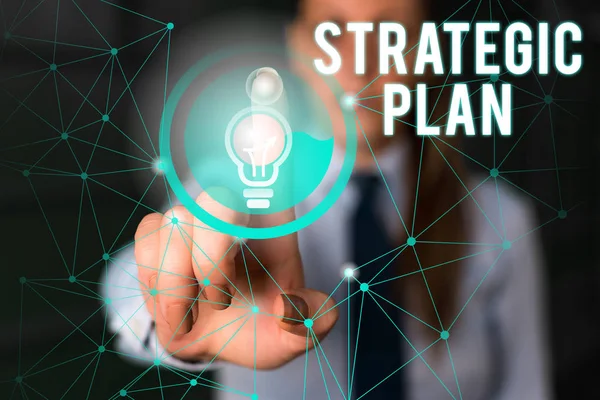 Ord skrivning text strategisk plan. Affärsidé för en systematisk process för att föreställa sig en önskad framtida kvinnliga mänskliga slitage formell arbetsdräkt presentera presentation använda smart enhet. — Stockfoto