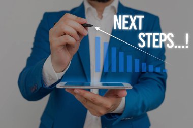 Sonraki Adımları gösteren kavramsal el yazısı. İlk bir Erkek resmi takım elbise sunum akıllı cihaz sunan yaptıktan sonra yaptığınız iş fotoğraf vitrin.