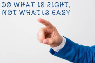 Kelime yazma metni Do What Is Right Ne Kolay değil. Doğru izole el parmak ile işaret ne için ayağa kalkmaya istekli için iş konsepti. İş kavramı işaret parmağı.
