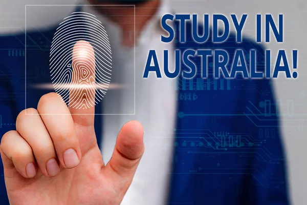 Handgeschreven tekst studie in Australië. Concept betekenis gaan in het buitenland orde Voltooi uw studies mannelijke menselijke slijtage formele werk pak presentatie presenteren met behulp van smartapparaat. — Stockfoto